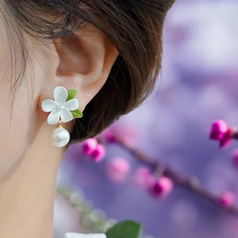 Exquisite‎ Pair of Elegant French-Inspired White Gardenia & Faux Pearl Earrings